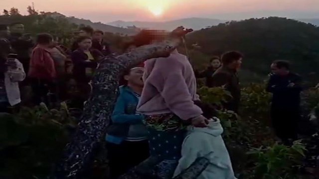 【閲覧注意】少数民族ミャオ族の幼馴染が首吊り自殺。遺体にすがり悔やむ父親。 | 閲覧注意グロ動画・衝撃映像のソルカブ
