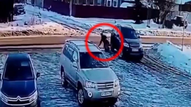 【驚愕】車しか見てない運転手が女性を轢殺。言い訳無用、逮捕へ。 | 閲覧注意グロ動画・衝撃映像のソルカブ