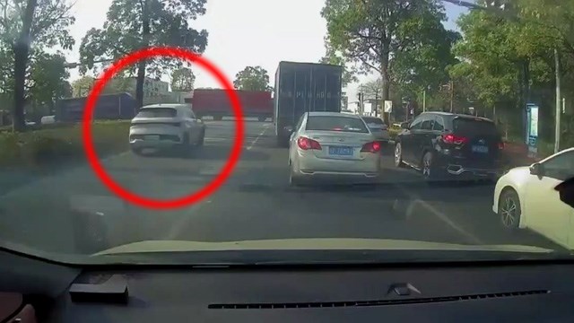 【閲覧注意】アクセル全開で交差点に進入する女性運転手死亡。ここまで壊れるか… | 閲覧注意グロ動画・衝撃映像のソルカブ