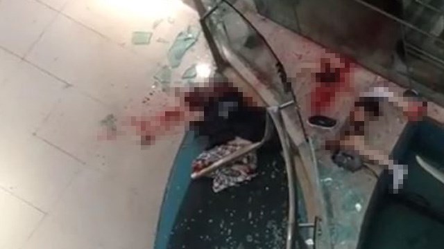 【閲覧注意】飛び降りる ⇒ ガラスの手すりに当たる ⇒ 体が５個に分断される。マジかよ… | 閲覧注意グロ動画・衝撃映像のソルカブ
