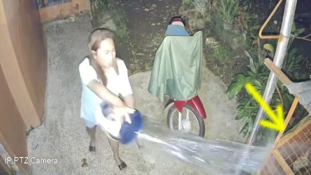 【監視カメラ】隣人トラブルで「コレをやる女」最低だな… | 閲覧注意グロ動画・衝撃映像のソルカブ
