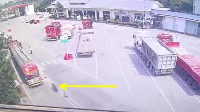 【事故】脱輪タイヤがサービスエリア進入、1人死亡の監視カメラ映像。 | 閲覧注意グロ動画・衝撃映像のソルカブ